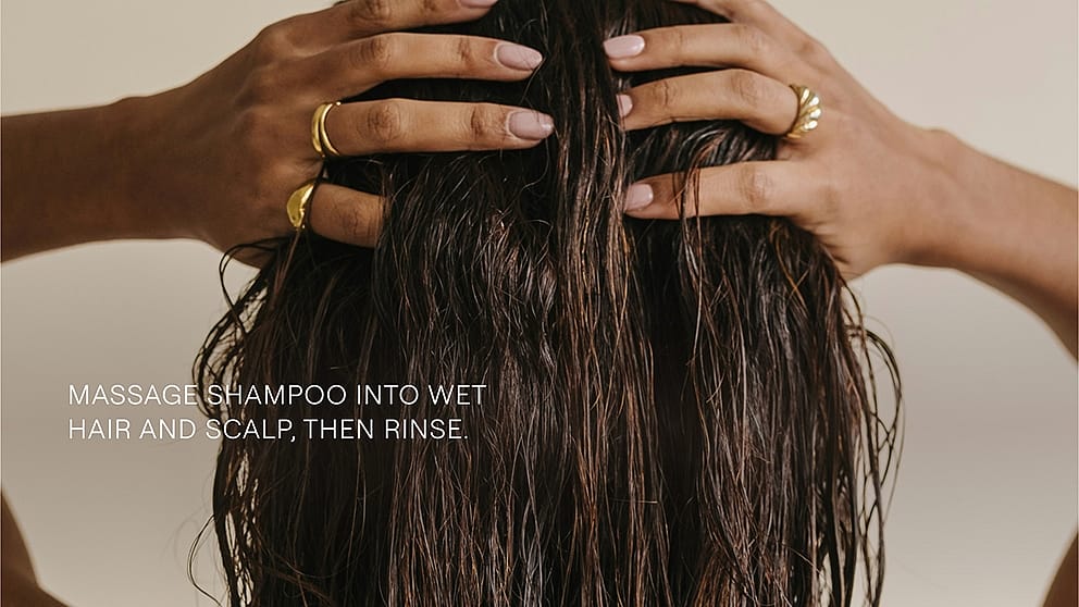 Umasirajte šampon u mokru kosu i vlasište